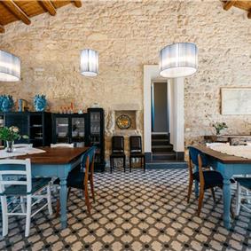  6 bedroom villa with heated pool in Modica, sleeps 18